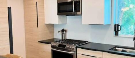 Køleskab, mikrobølgeovn, ovn, kogeplade