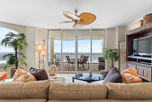 公寓客房, 多張床 (Beach Colony East 8B) | 起居區 | 電視