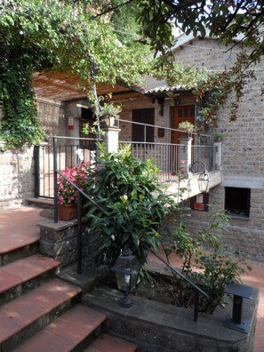 Hus, 2 soverom, røyk, balkong | Inngang