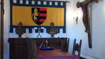 Nhà, 2 phòng ngủ, hút thuốc, ban công | Phòng khách | Sách