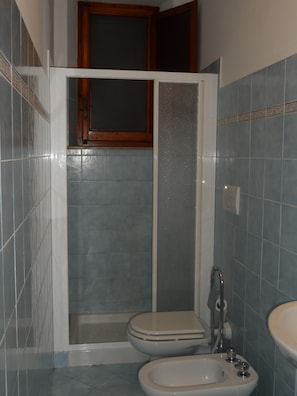 Casa, 2 dormitoris, fumadors, balcó | Bany