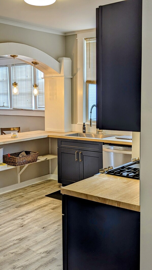 Fridge, microwave, oven, stovetop - 2BR Home: Modern & Classic Near Nature Preserves & Historical Gems! and Hospital (Newark)