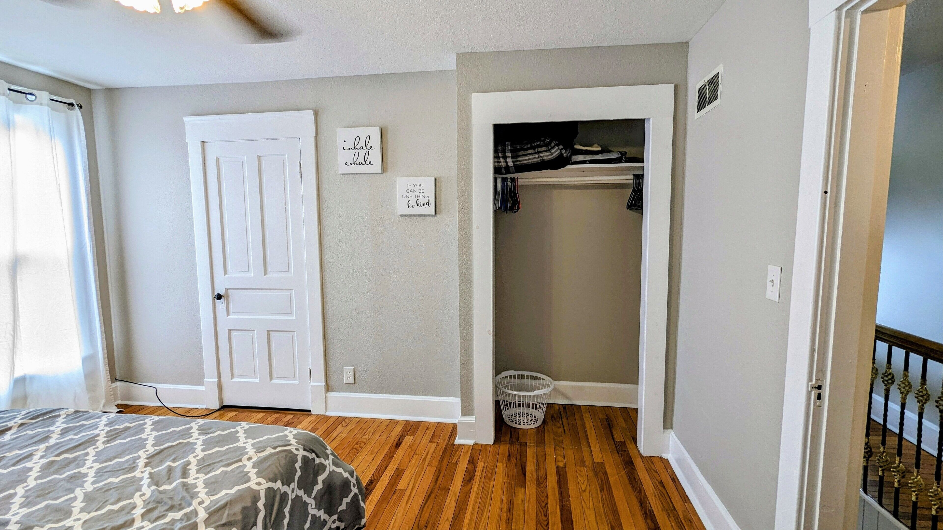 Une chambre à coucher avec un lit, une armoire et une porte.
