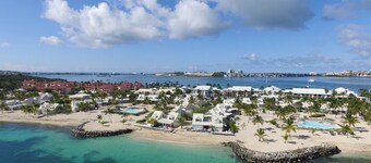 Beachfront loft Nettlé Bay Beach close to everything secure private cosy nice 