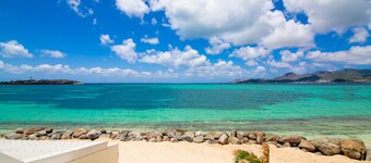 Beachfront loft Nettlé Bay Beach close to everything secure private cosy nice 