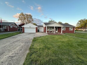 Exterior - Cozy Corner House 9 min walk from Indianapolis Motor Speedway! (Speedway)