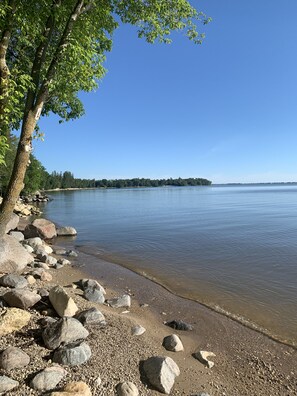 Rannalla, aurinkotuoleja, rantapyyhkeitä