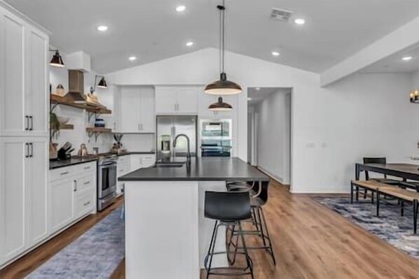 Réfrigérateur, micro-ondes, four, plaque de cuisson