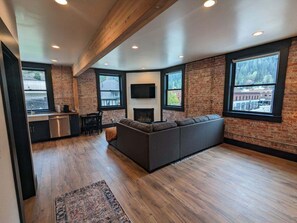 Smart TV de 55 pulgadas con canales digitales, una chimenea