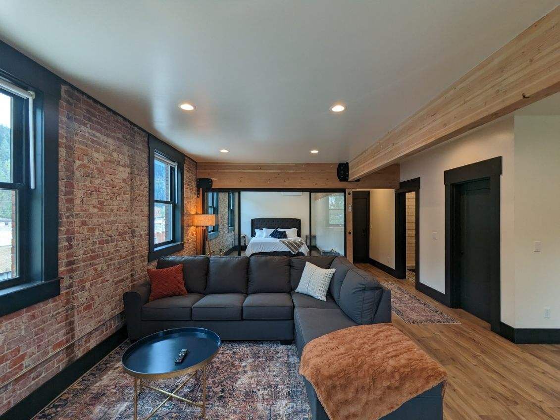 55-吋智慧型電視、數位頻道、壁爐、串流服務