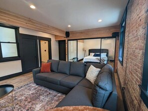 Smart TV de 55 pulgadas con canales digitales, una chimenea