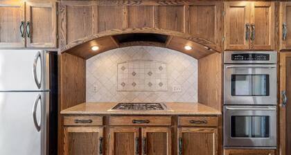 Beautiful Eagle Lake home close to ND perfect for Large families.