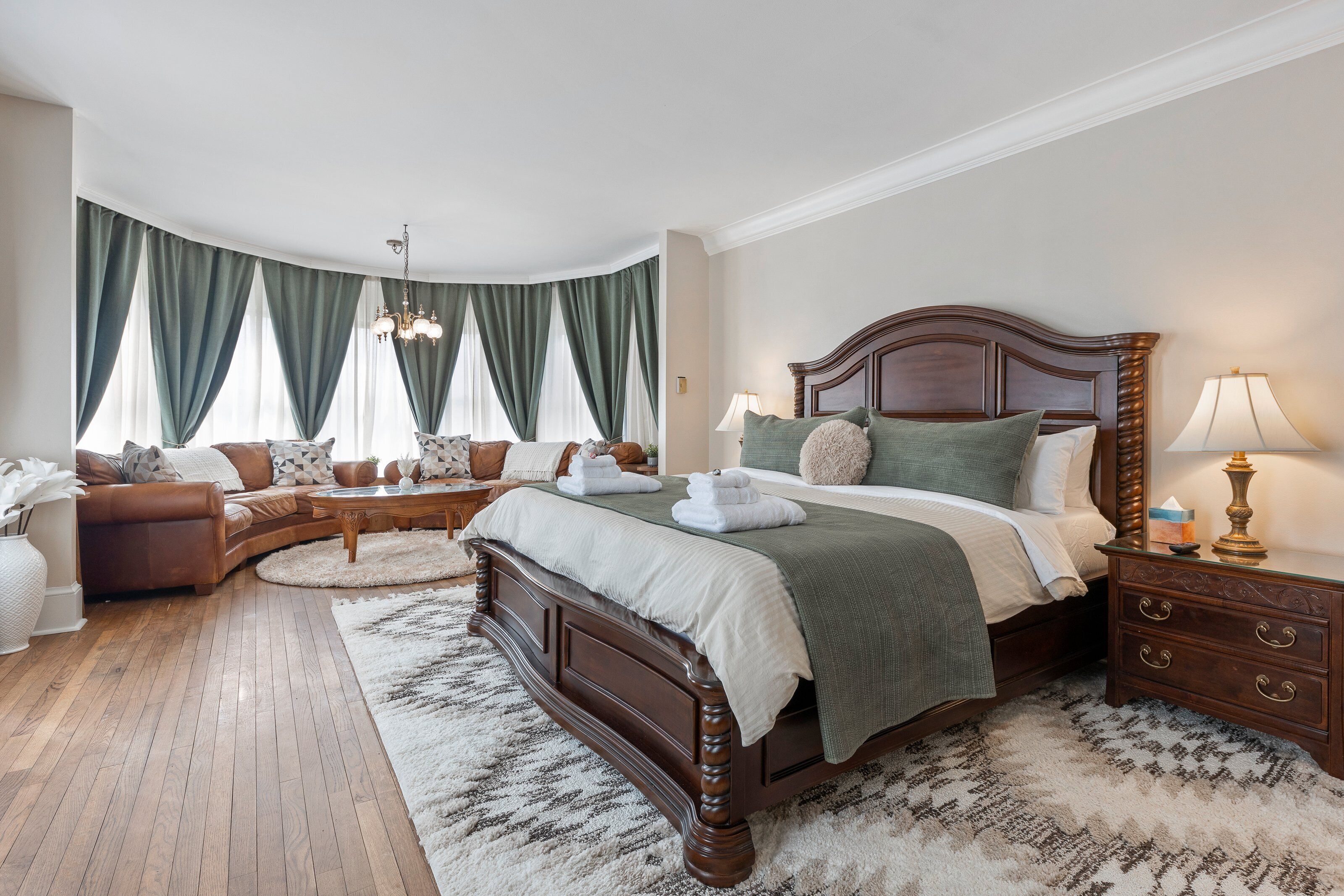 3 chambres, bureau, fer et planche à repasser, lit de bébé portatif