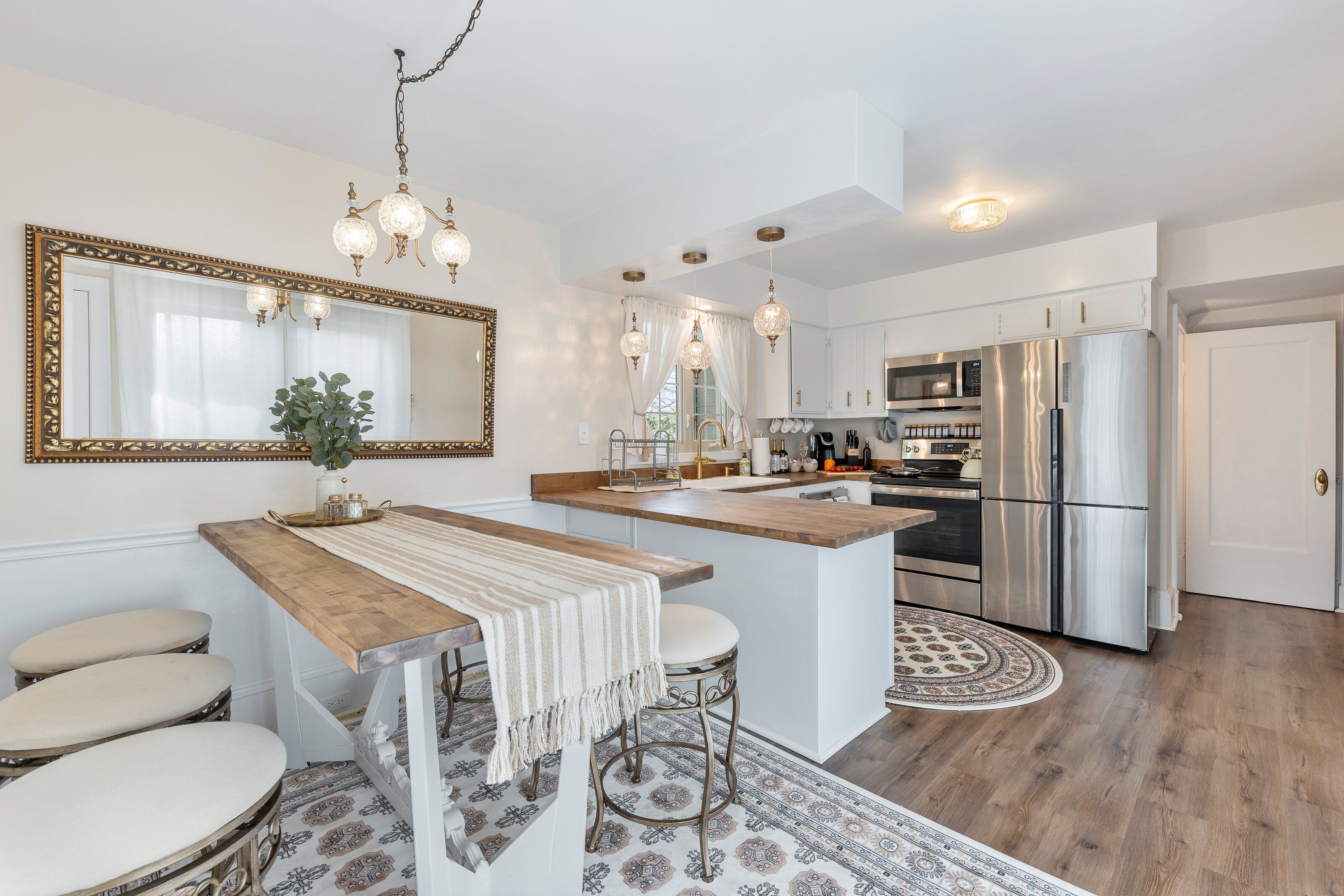 Kjøleskap, mikrobølgeovn, ovn og kokeplater