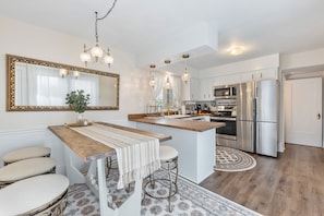 Een koelkast, een microgolfoven, een oven, een kookplaat