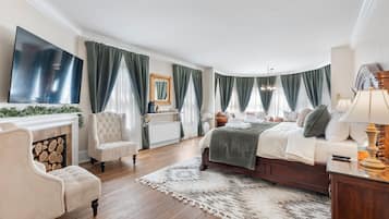 3 habitaciones, escritorio y tabla de planchar con plancha