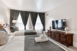 3 slaapkamers, een bureau, een strijkplank/strijkijzer, reisbedje