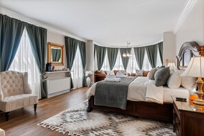 3 slaapkamers, een bureau, een strijkplank/strijkijzer, reisbedje