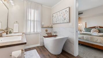 Regadera, secadora de cabello, toallas, jabón