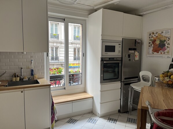 Private kitchen - 2-bedroom Family Flat Near Montmartre! (Paris)
