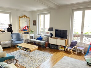 Living area - 2-bedroom Family Flat Near Montmartre! (Paris)