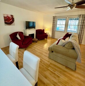 Smart TV, fireplace, books - Bungalow in small and quiet cul-de-sac, pet-friendly.
 (Dahlonega)