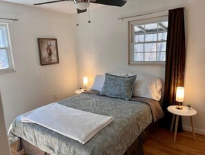 3 bedrooms, iron/ironing board, free WiFi, bed sheets - Bungalow in small and quiet cul-de-sac, pet-friendly.
 (Dahlonega)