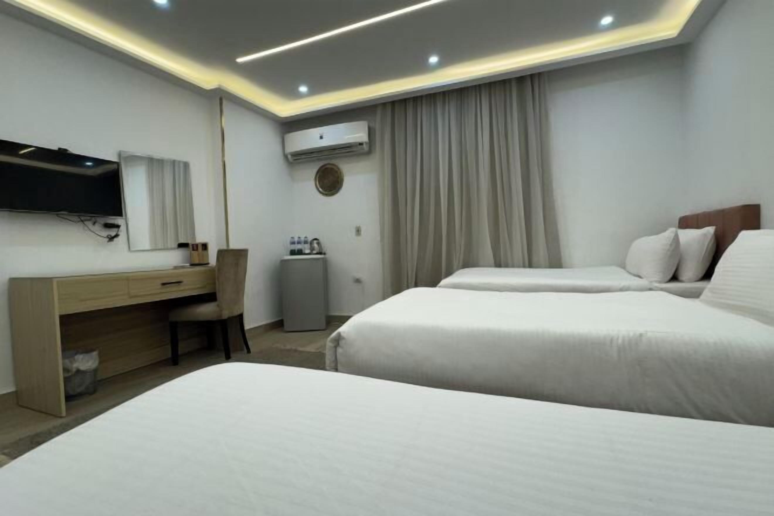 Safe på rommet, blendingsgardiner, lydisolert og strykejern/-brett