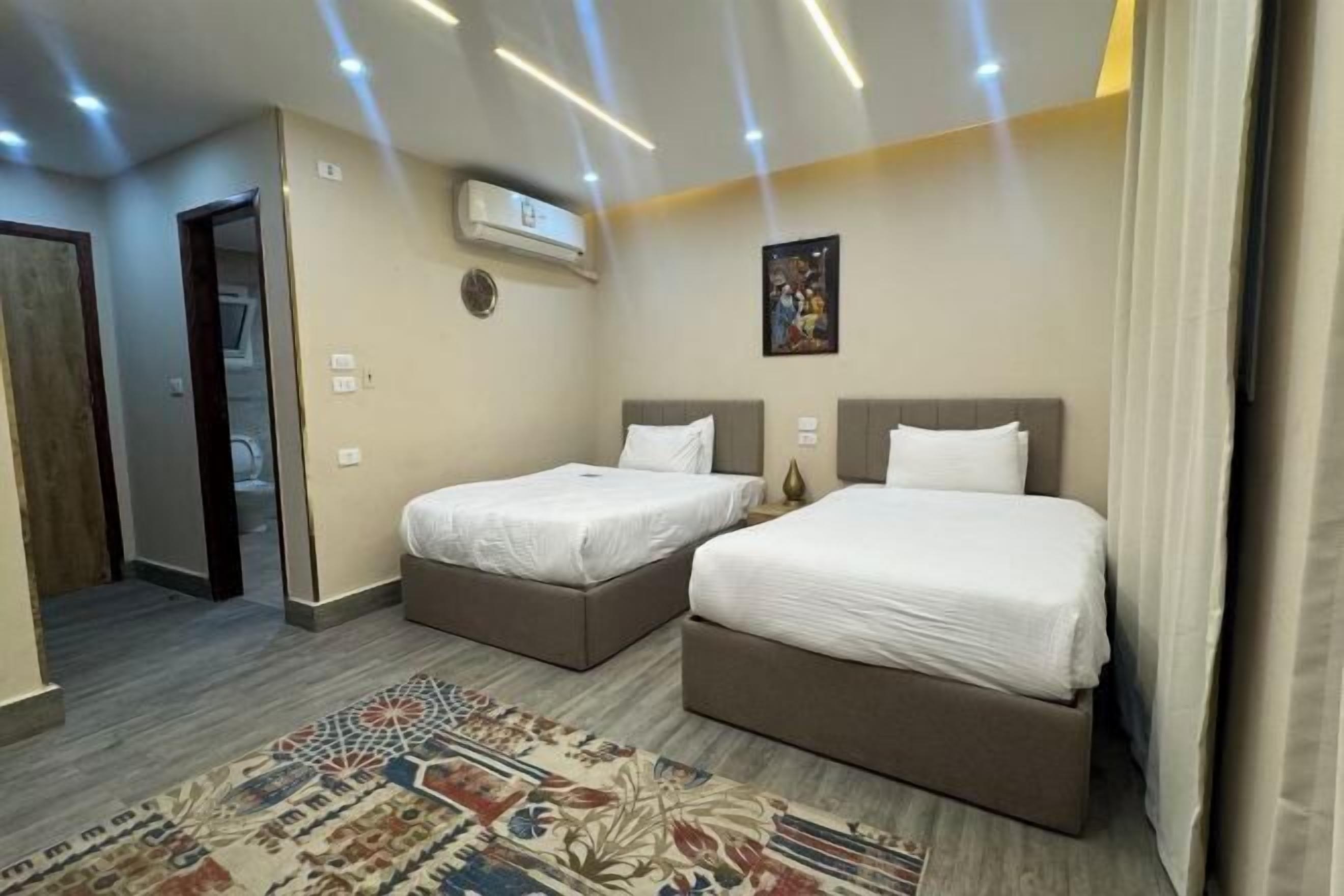 Safe på rommet, blendingsgardiner, lydisolert og strykejern/-brett