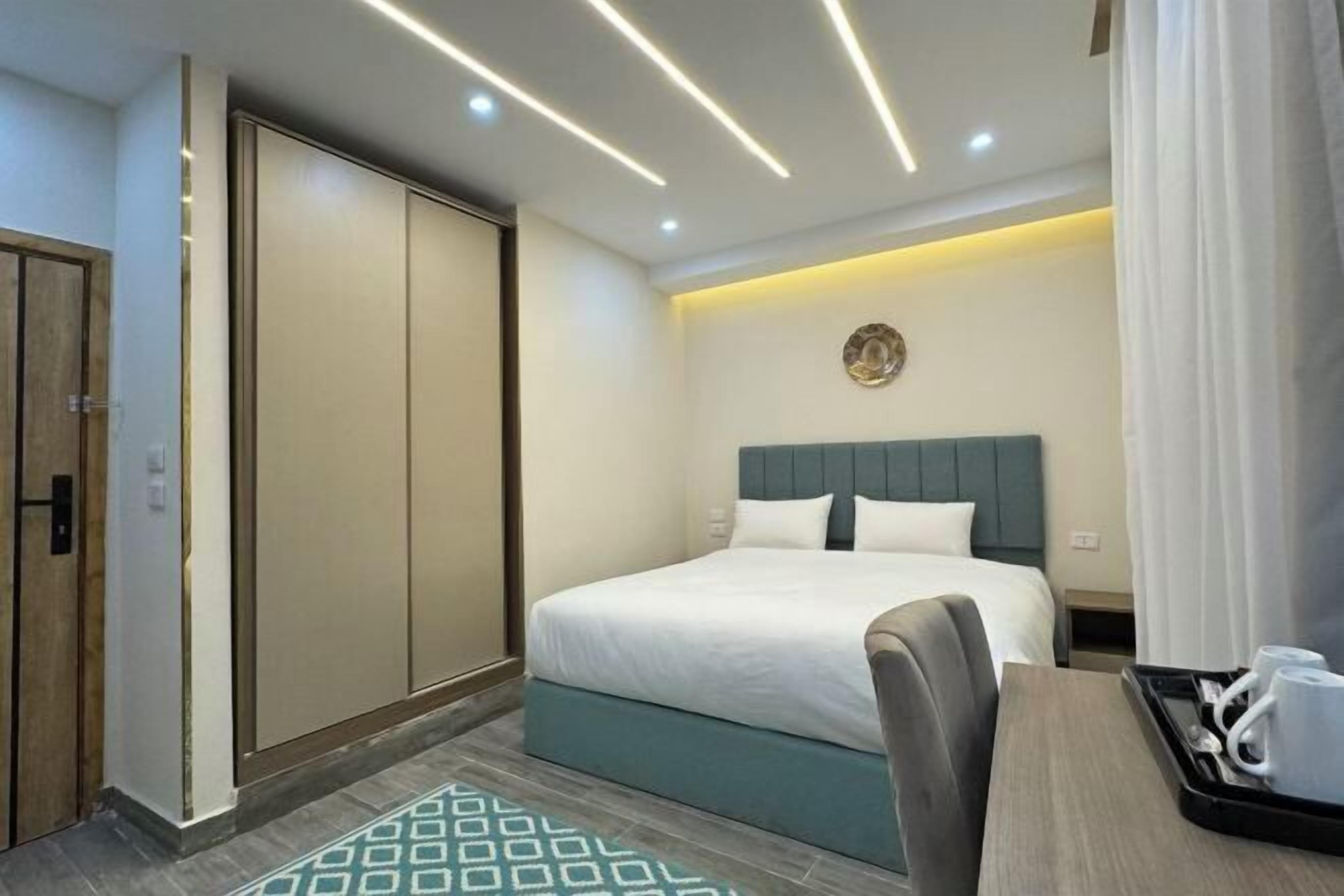 Safe på rommet, blendingsgardiner, lydisolert og strykejern/-brett