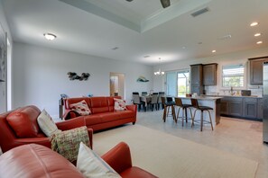 TV, books - Port Charlotte Home: Heated Pool, Screened Lanai! (Port Charlotte)