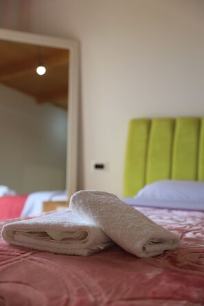 8 chambres, Wi-Fi, draps fournis