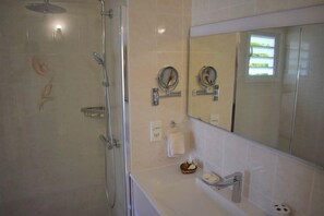 Dusche, Haartrockner, Handtücher