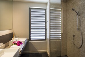 Douche, sèche-cheveux, serviettes fournies