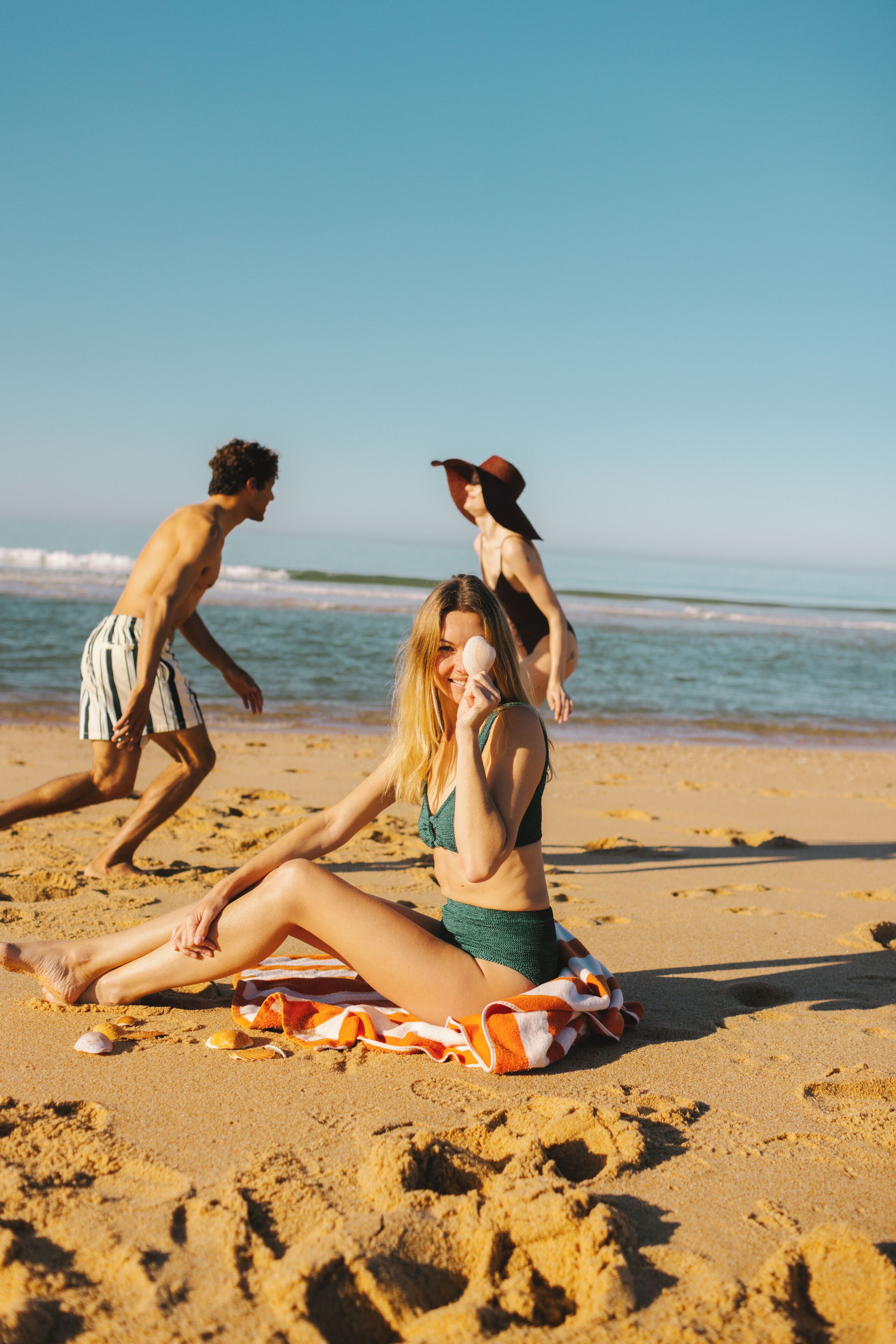 Free beach shuttle, sun-loungers, beach umbrellas, beach towels