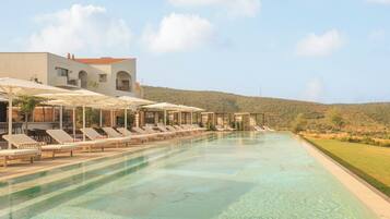 Una piscina techada, 4 piscinas al aire libre