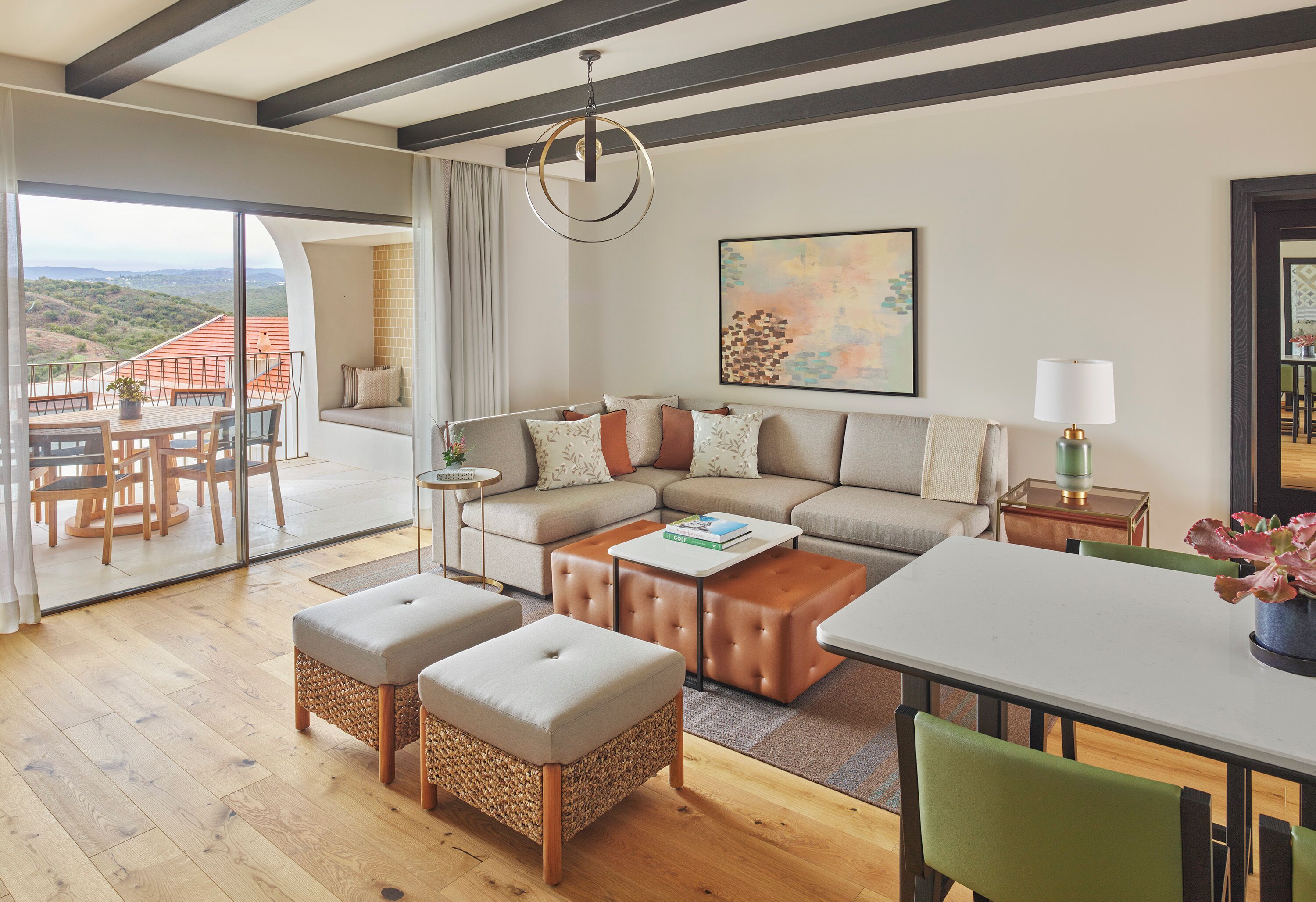 高級寢具、房內夾萬、獨特裝修、書桌