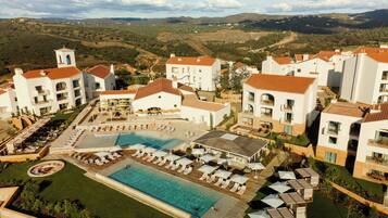 Una piscina cubierta, 4 piscinas al aire libre