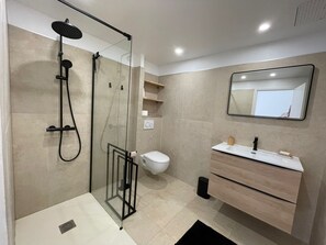Shower, hair dryer, towels, soap - Villa Sleeps 10, 4 Bedrooms, with Pool and Sea and Mountain View (Le Tignet)
