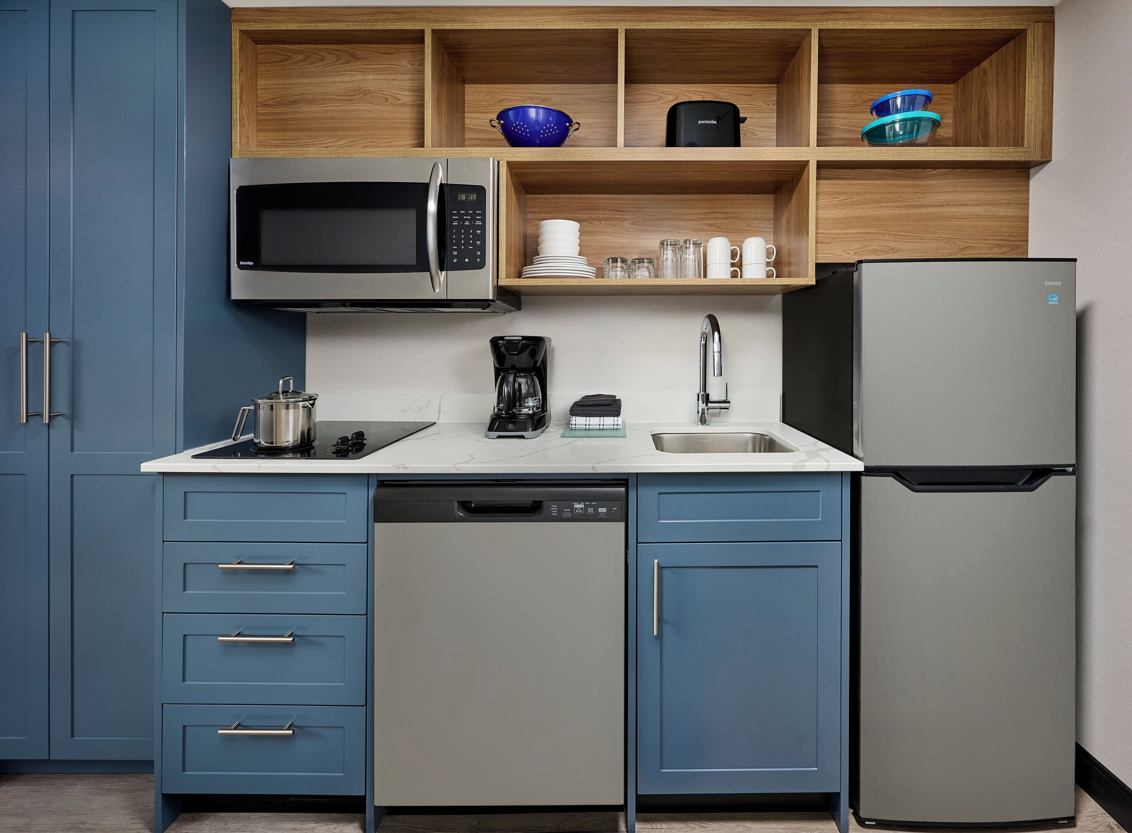 Una cocina moderna equipada con microondas, cafetera y lavavajillas.