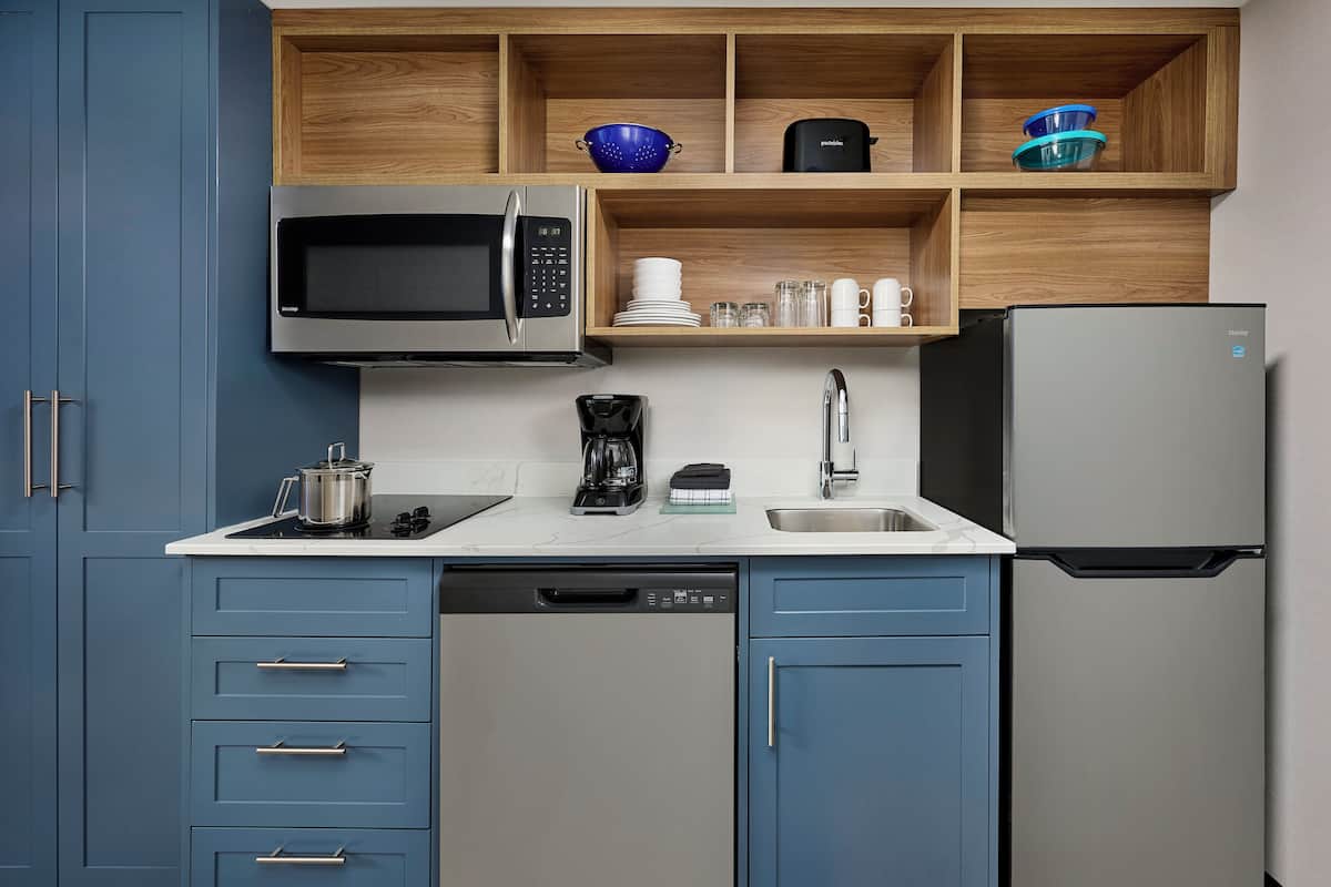 Microwave, dishwasher, coffee/tea maker, toaster