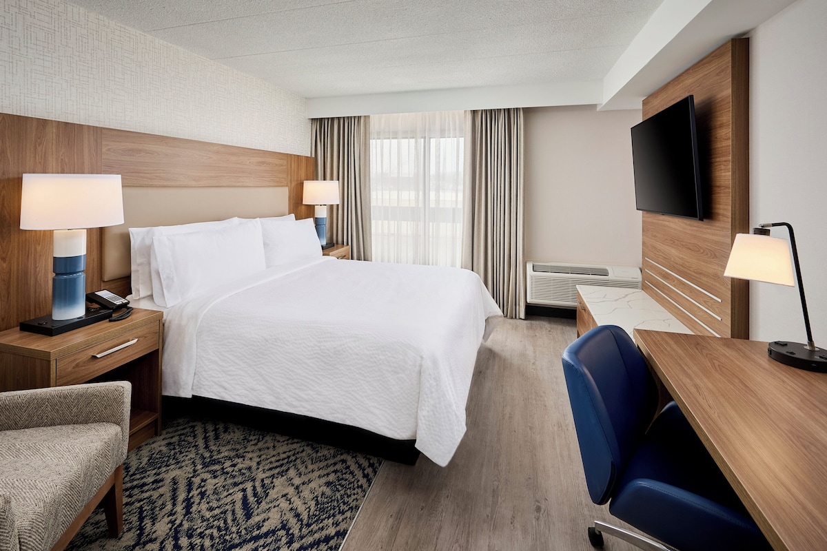 Studio Suite, 1 King Bed, Accessible | Desk, laptop workspace, iron/ironing board, WiFi (free)