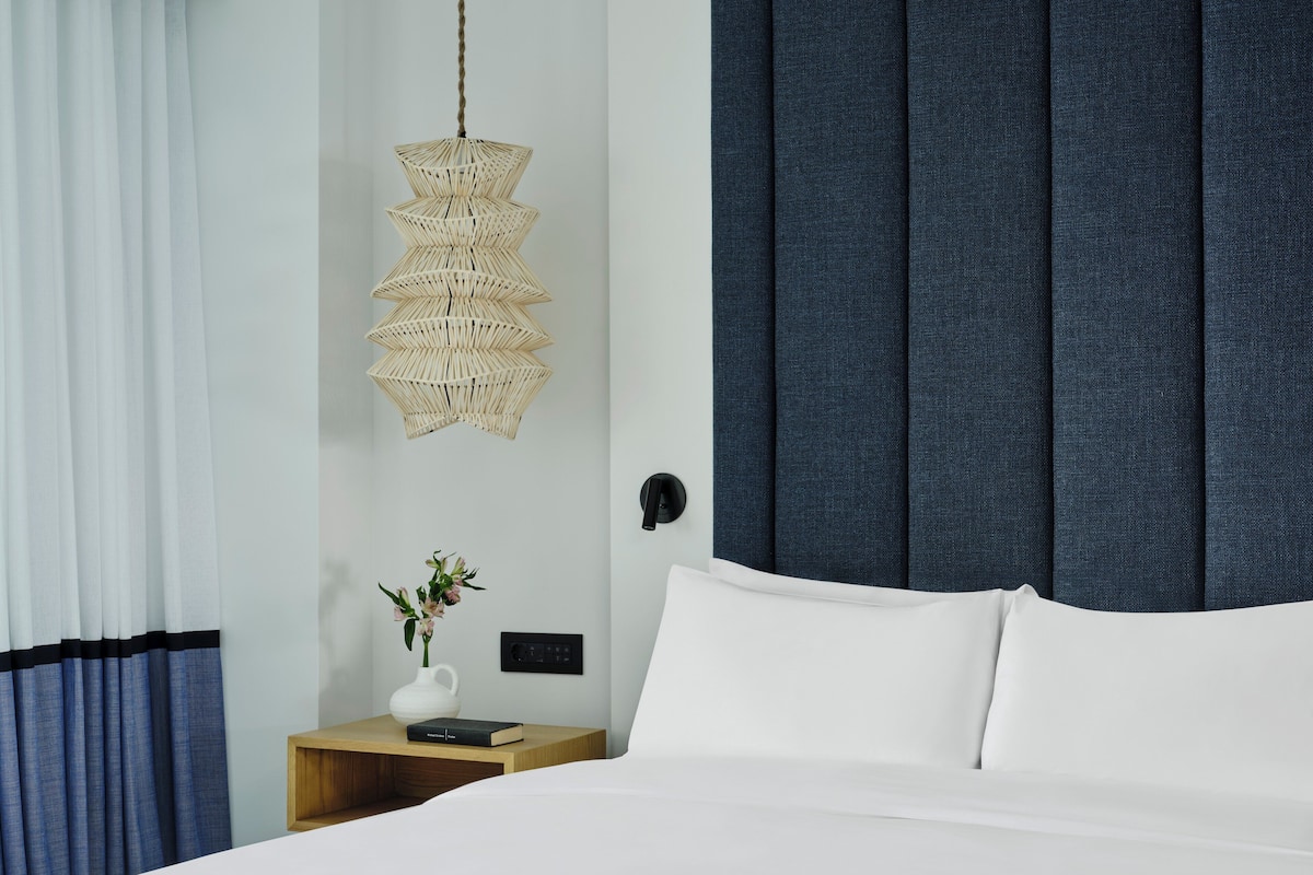 Egyptian cotton sheets, premium bedding, down comforters, pillowtop beds