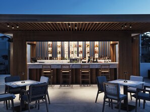 3 bares, salón en el lobby, bar en la azotea