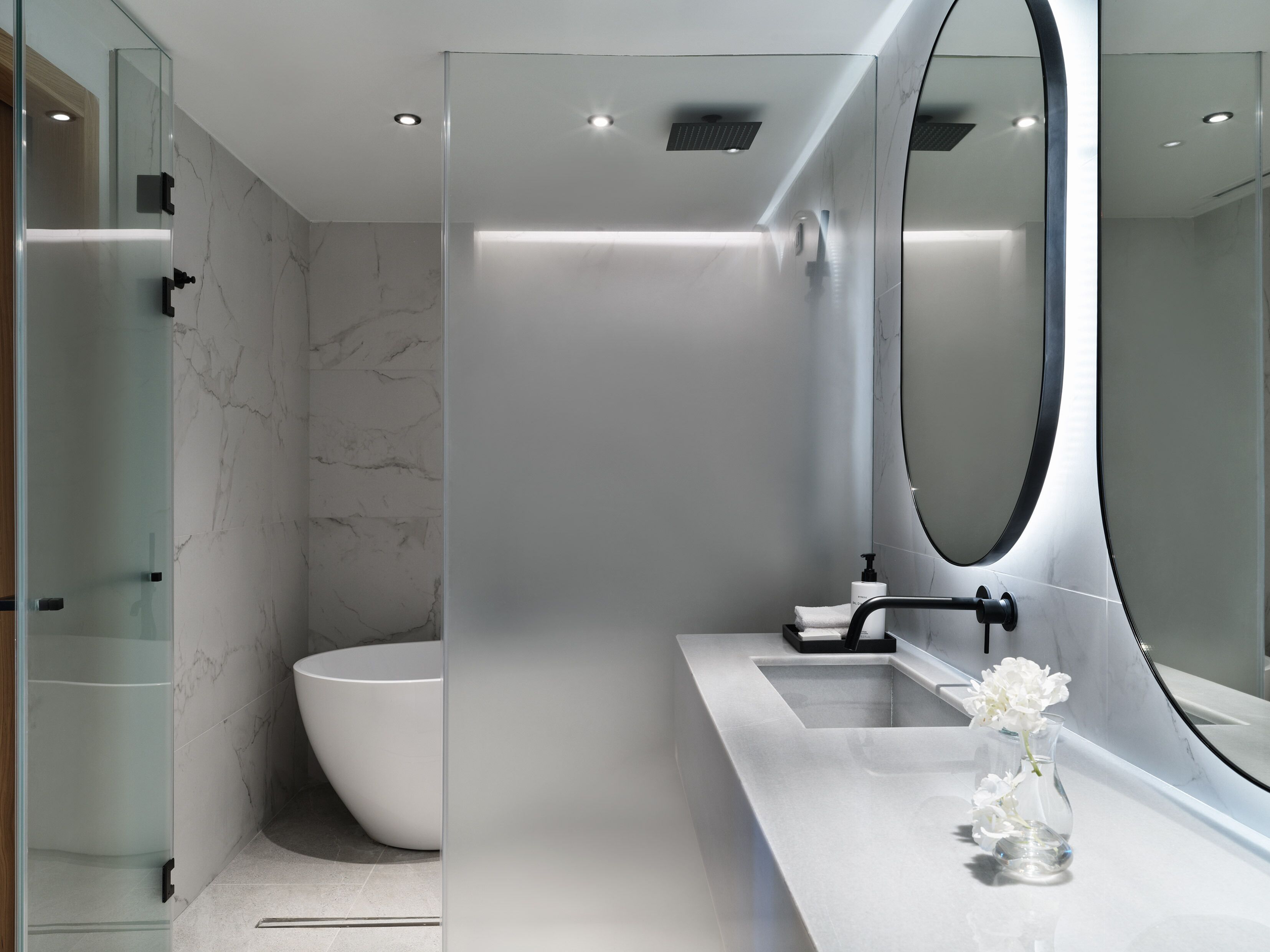 Suite (Mirabella) | Badkamer | Een douche, gratis toiletartikelen, een haardroger, badjassen