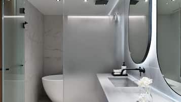 Suite (Mirabella) | Badkamer | Een douche, gratis toiletartikelen, een haardroger, badjassen