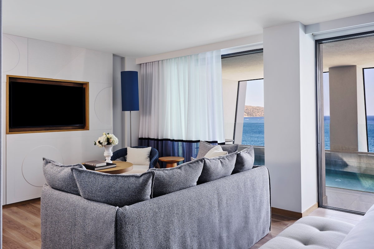 Junior Suite, 1 King Bed, Sea View (Private Plunge Pool, SuperKing) | Room amenity