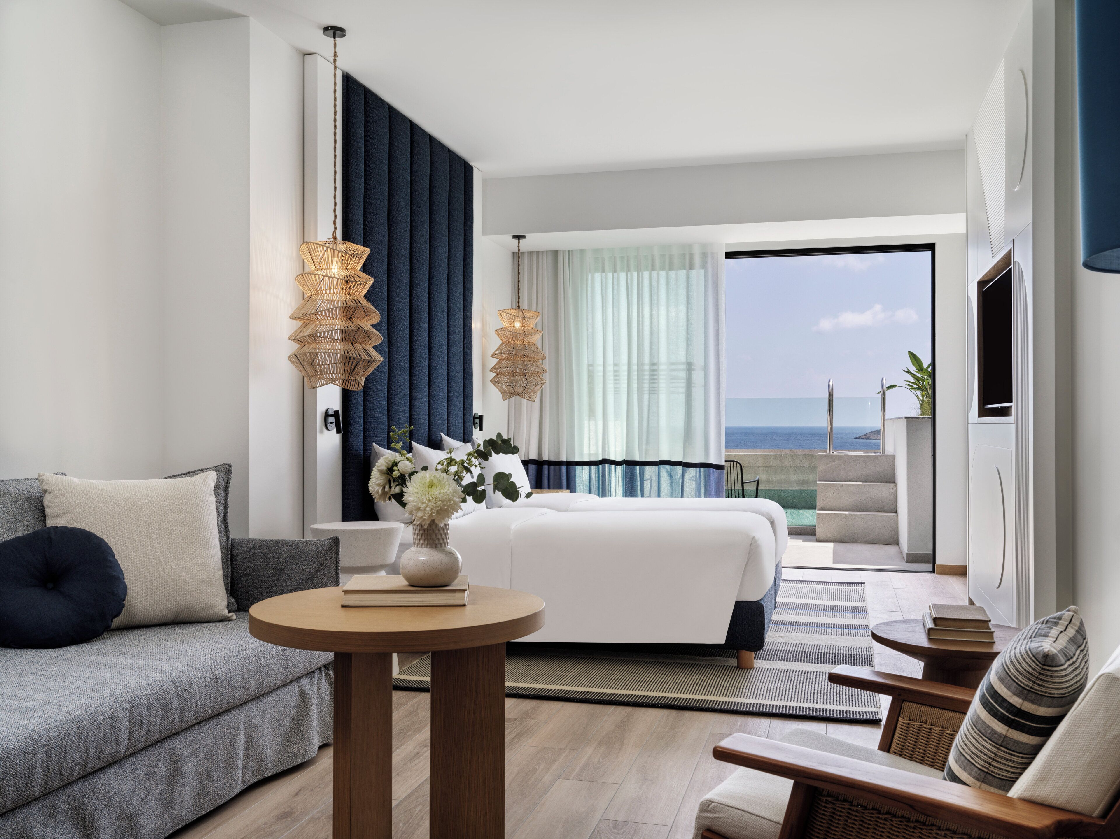 2 Twin Junior Suite Sea View Private Plunge Pool | Wohnbereich | 50-Zoll-Smart-TV mit Satellitenempfang, Tischtennisplatte