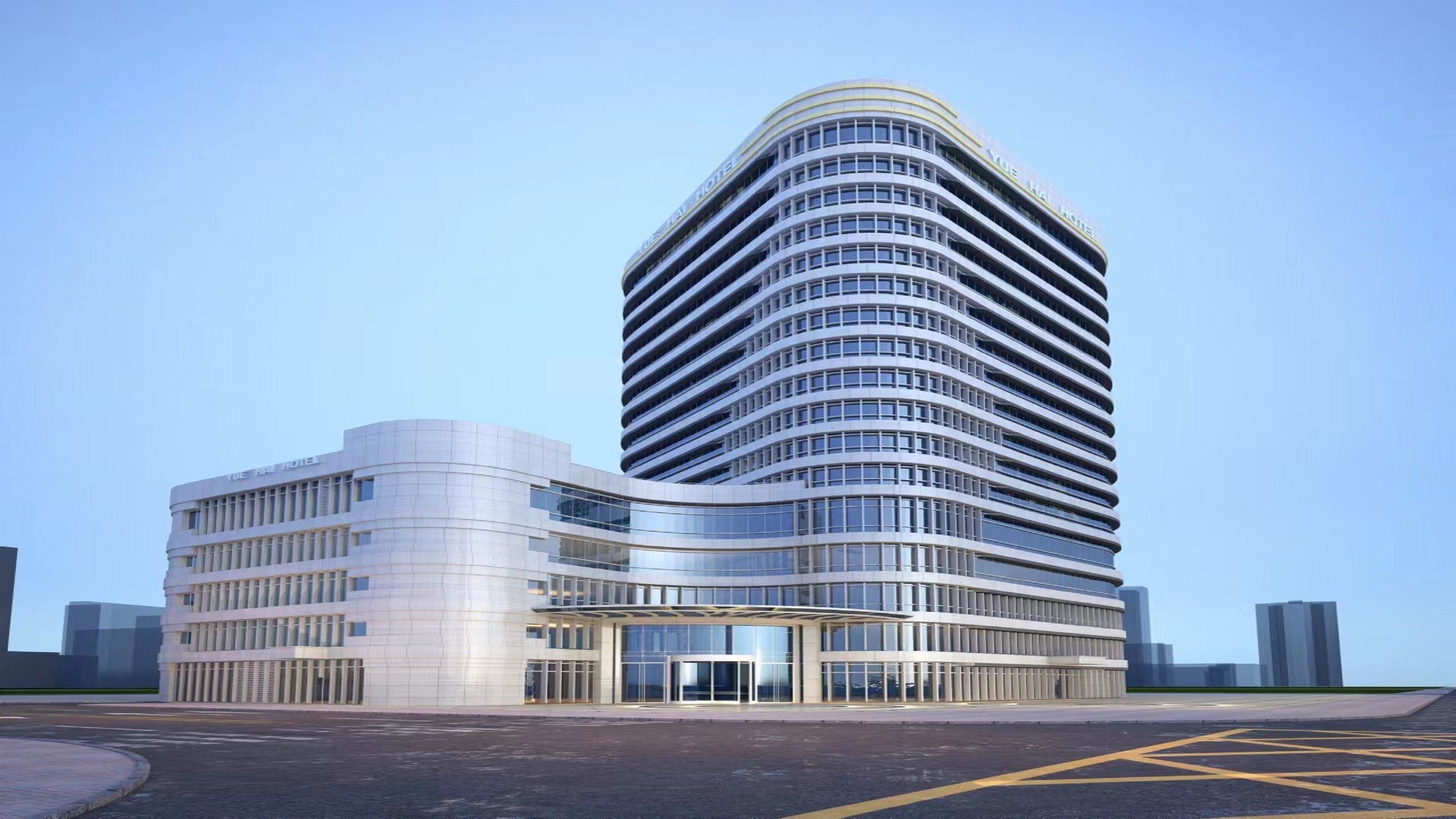 Ein modernes Hotel mit einer geschwungenen Fassade und mehreren Etagen.
