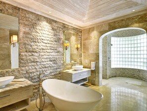 Shower, towels - Villa Old Trees 6 – Firefly – Oceanfront Penthouse Living on Paynes Bay, Barbados (Paynes Bay)
